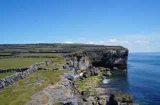 Randonnée en Irlande, falaises sur l'île d'Aran - © Wulser Yann Randonnée en Irlande, falaises sur l'île d'Aran