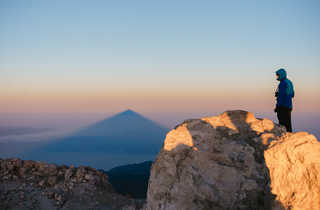 Randonneur au sommet du Teide à Ténérife - © Wulser Yann Randonneur au sommet du Teide à Ténérife au crépuscule