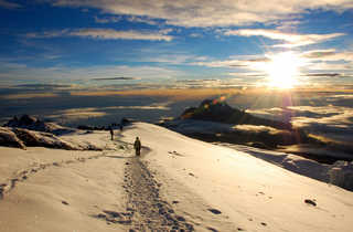 Randonneur dans la neige avant l'arrivée du au sommet du Kilimandjaro en Tanzanie