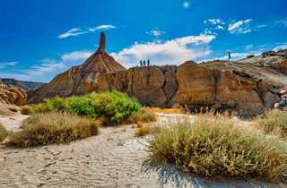 Randonneurs dans le désert des Bardenas Reales - © Marco De Luca Randonneurs dans le désert des Bardenas Reales