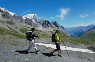 Randonneurs pendant le tour du Mont Blanc, dans les Alpes en France © Degbe Julie Randonneurs pendant le tour du Mont Blanc, dans les Alpes en France