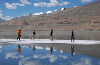 Randonneurs sur le sel du lac Tso Kar en Inde Himalayenne