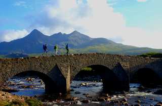 Randonneurs sur un pont en pierre en Ecosse - © Lherme Garspar Randonneurs sur un pont en pierre en Ecosse