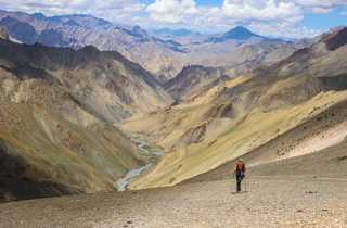 Randonneuse dans la vallée de Sumda dans le Zanskar en Inde Himalayenne