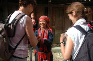 Rencontre avec nos hôtes Yao Rouge du Song Chay - © J.C. FIGENWALD trek vietnam, voyage Vietnam, nord vietnam, Tonkin