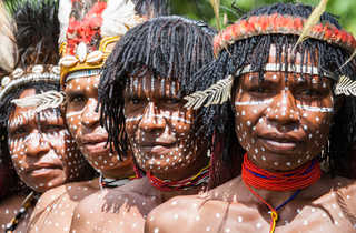 Rituel de peinture sur le corps de la tribu Dani, Wamena, Vallée Baliem