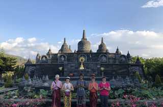 Voyageurs au temple Brama Vihara, Bali, Indonésie