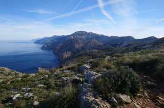 Tramuntana Majorque - © B. VALENCIA MUNOZ Vue sur la Tramuntana et la mer sous un ciel bleu