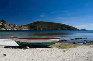Une barque colorée sur la rive de l'île du soleil, sur le Lac Titicaca en Bolivie