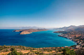 Vue panoramique sur l'île de Spinalonga dans le golf d'Elounda en Crète