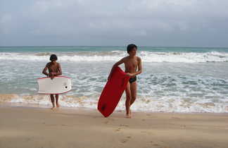 Adolescent faisant du bodyboard sur la plage de Mirissa au Sri Lanka