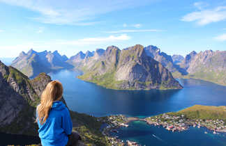 Au sommet de Reinebringen dans les iles Lofoten, Norvège
