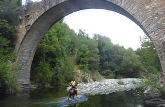 Baignade dans la rivière en Corse