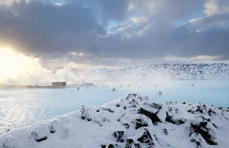 Baignade dans les sources d'eau chaude en Islande