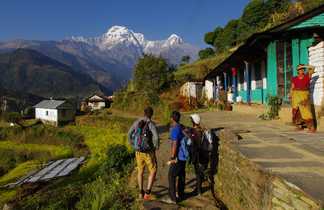 Trekkeurs dans les balcons des Annapurnas