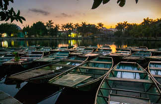 Barques dans la baie d'Ha Long terrestre, Vietnam