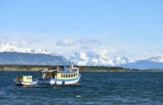 Bateau de pêcheur à Puerto Natales sur le Canal Senoret en Patagonie Chili