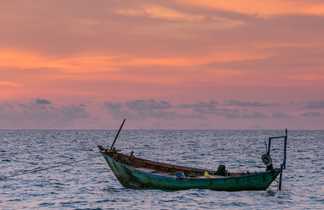 Bateau de pêcheur au large de l'île de Phú Quốc sous le coucher de soleil