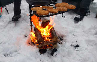 Bivouac, feu de bois et déjeuner dans la neige