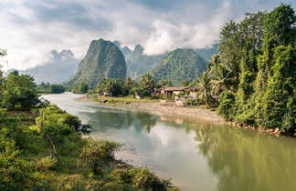 Bord de rive de Vang Vieng au Laos