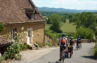 cyclistes dans un village en bourgogne sud