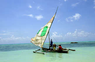 Voyageurs et locaux hissent la voile du boutre à Zanzibar