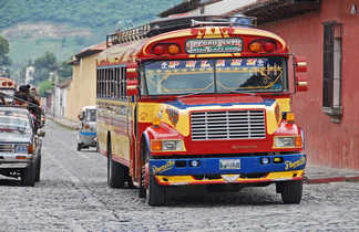 Bus coloré dans une rue au Guatemala