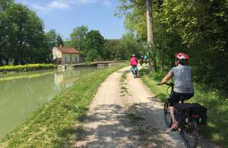 Cyclistes au bord du canal de bourgogne devant une ecluse