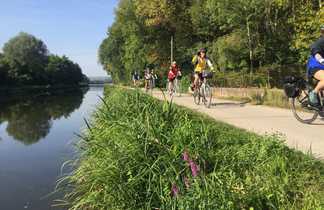 Cyclistes au bord du canal du Nivernais en été