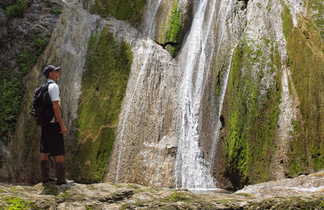 cascade dans la foret du Cerro Escondido, dans péninsule de Nicoya