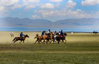 Cavaliers kirghiz sur le lac Song Kul