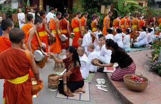 Cérémonie des offrandes aux moines bouddhistes