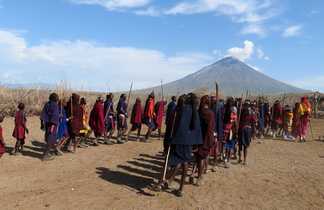 Cérémonie masai avec en toile de fond le volcan Lengai en Tanzanie