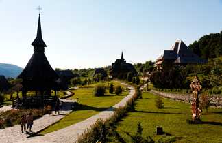 chapelle dans les Carpates, Chaîne de montagnes en Roumanie