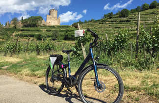 Un vélo devant le Château Kaysersberg en Alsace