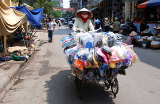 Commerçant local en vélo à Hanoi au Vietnam