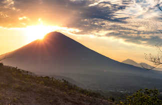 Coucher de soleil sur le Volcan Agung