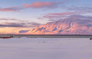 Coucher de soleil sur Longyearbyen au Svalbard