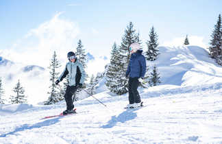 Couple au ski dans les montagnes Alpes