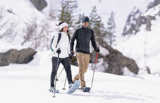 Couple marchant en raquettes à neige