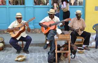 Cubains jouant de la musique dans la rue
