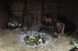 Cuisine au feu de bois, Vallée de Baliem, Papouasie, Indonésie