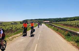 Des Cyclistes sur une route entre les vignes en bourgogne sud