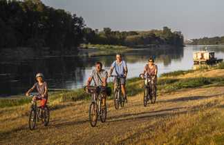 Cyclistes sur piste cyclable de la Loire à Vélo