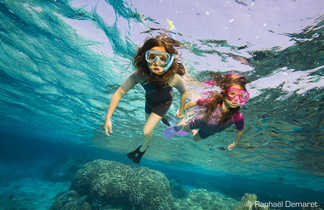 Dans les eaux calmes et chaudes de la Mer Rouge, les plus jeunes s'initient au snorkeling en toute sécurité