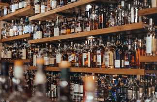 Dégustation de whisky, pub en Ecosse