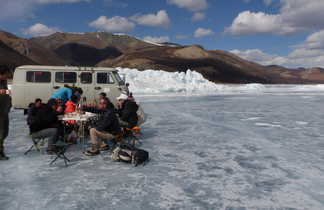 Déjeuner sur le lac Khovsgol dans la taïga mongole