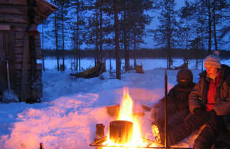 Détente autour d'un feu de camp en Laponie