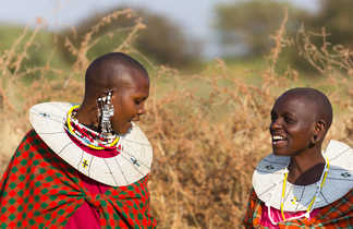 Deux femmes masai en train de discuter en Tanzanie.