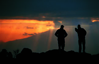 Deux randonneurs au coucher du soleil sur le Shira Camp en Tanzanie